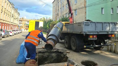 Фахівці "Вінницяміськтеплоенерго" ремонтують мережу