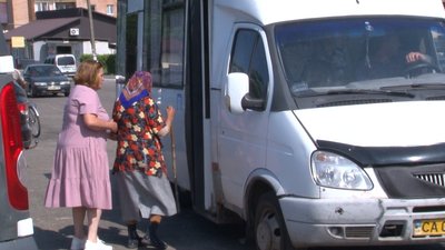 Вакцинація на свіжому повітрі: на Черкащині вакцинували селян від ковіду, правця та дифтерії Вакцинація на свіжому повітрі: на Черкащині вакцинували селян від ковіду, правця та дифтерії