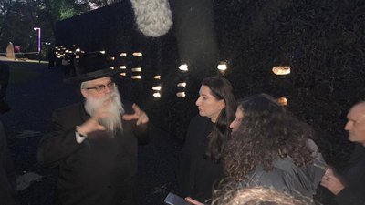 Марина Абрамович прилетіла у Київ на відкриття своєї інсталяції "Кришталева стіна плачу"
