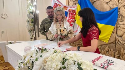 Щоб одружитися, черкащинин добирався по багнюці і бездоріжжю з передової на танку Щоб одружитися, черкащинин добирався по багнюці і бездоріжжю з передової на танку
