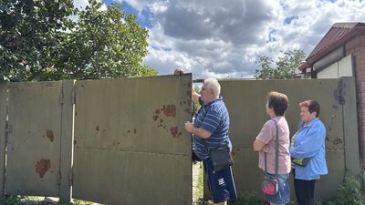 Будинок місцевого жителя Віктора Климка розташований неподалік від місця обстрілу, який стався у Полтаві 28 серпня. Близько 11 години чоловік пішов до магазину. Це за кількасот метрів від його помешкання