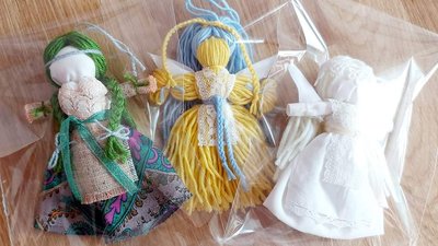 Стародавній український оберіг: житомирянка виготовляє ляльки-мотанки, сувенірні — продає та донатить на ЗСУ