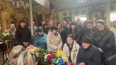 "Був справжнім": у Сумах поховали загиблого бійця Вадима Дроздова