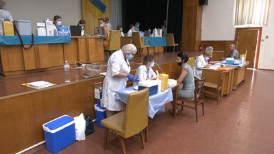 У Рівному другий день черги на щеплення Pfizer. Що кажуть у центрі вакцинації У Рівному другий день черги на щеплення Pfizer. Що кажуть у центрі вакцинації