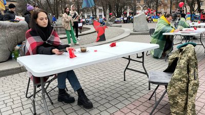 "Два серця в полоні": у Запоріжжі відбулася акція на підтримку українських полонених "Два серця в полоні": у Запоріжжі відбулася акція на підтримку українських полонених