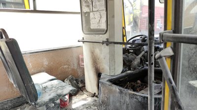 У Полтаві на зупинці загорівся автобус, який перевозив пасажирів У Полтаві на зупинці загорівся автобус, який перевозив пасажирів