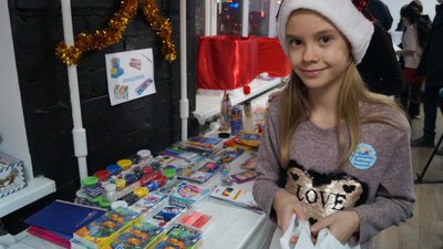 У Дніпрі відкрили «фабрику Святого Миколая»: волонтери пакують подарунки для дітей, які потребують підтримки (ФОТО)