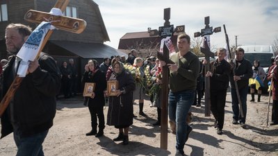 У Мотижині поховали родину старости села, вбиту росіянами У Мотижині поховали родину старости села, вбиту росіянами