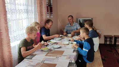 Сім'я за столом Сім'я за столом