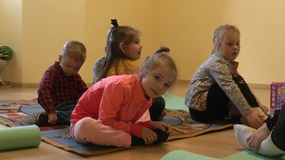 У центрі розвитку "Янголи поруч" волонтери безкоштовно навчають дітей-переселенців із Франківська У центрі розвитку "Янголи поруч" волонтери безкоштовно навчають дітей-переселенців із Франківська