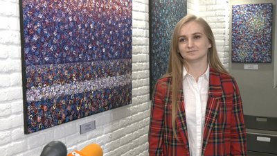 Малює в техніці відбитків: у Рівному експонують картини хмельницької художниці