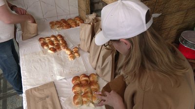На Рівненщині переселенці випікають хліб для дітей-сиріт та поранених військових На Рівненщині переселенці випікають хліб для дітей-сиріт та поранених військових