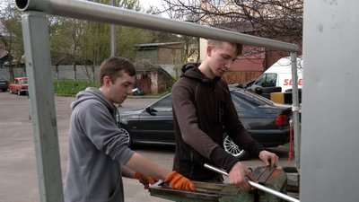 Гнули скоби для бліндажів та ремонтували авто: будні "технічних" волонтерів у Чернігові