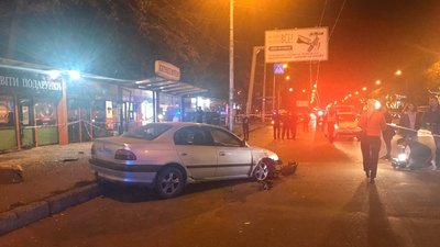В Одесі автівка влетіла у натовп на зупинці: чотири людини травмувалися В Одесі автівка влетіла у натовп на зупинці: чотири людини травмувалися