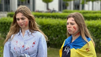 "Зупиніть геноцид в Маріуполі": у Берліні протестувальниці прикували себе до паркану Бундестагу