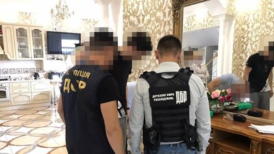 Чотирьох людей підозрюють у заволодінні 19 квартирами в Одесі Чотирьох людей підозрюють у заволодінні 19 квартирами в Одесі
