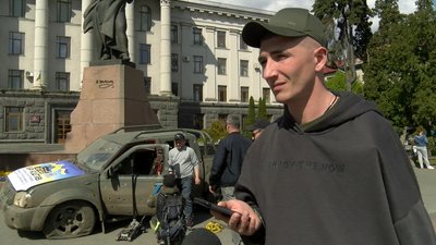 У центрі Луцька волонтери поставили обстріляне під Бахмутом авто У центрі Луцька волонтери поставили обстріляне під Бахмутом авто