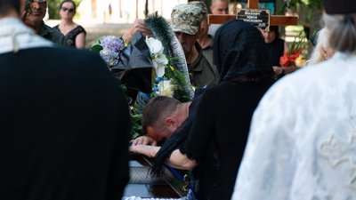 В Ужгороді попрощалися із полеглим на війні Юрієм Михнечем В Ужгороді попрощалися із полеглим на війні Юрієм Михнечем