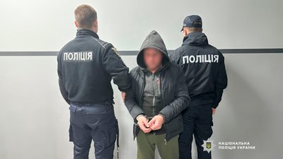 Забрав телефон в перехожого: у Чернігові затримали грабіжника