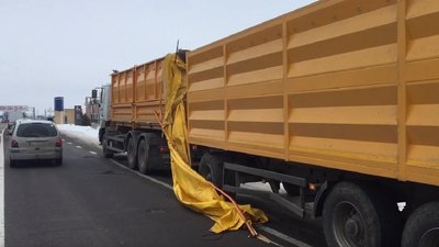 Неподалік Львова металевий елемент з вантажівки травмував у голову пасажирку авто Неподалік Львова металевий елемент з вантажівки травмував у голову пасажирку авто