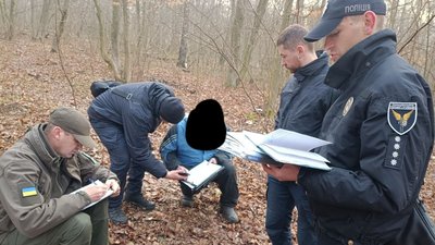 У тернопільському парку поліцейські затримали людей, які збираюли сік і пошкодили 80 беріз У тернопільському парку поліцейські затримали людей, які збираюли сік і пошкодили 80 беріз