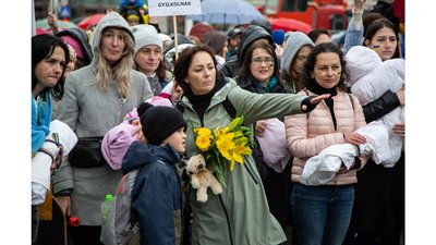Марш матерів: у Будапешті українки створили інсталяцію у вигляді дитячої братської могили Марш матерів: у Будапешті українки створили інсталяцію у вигляді дитячої братської могили