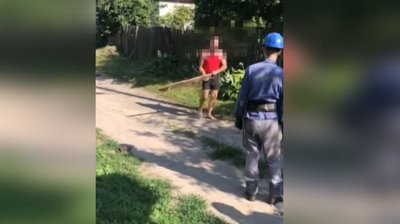 Бив палицею і кидав каміння: на Черкащині чоловік накинувся на бригаду обленерго