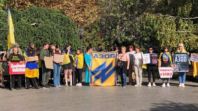 "Поверніть героїв з полону": в Одесі відбувається акція на підтримку військовополонених захисників Маріуполя