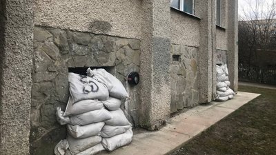 Вікна укриття школи закриті мішками з піском Вікна укриття школи закриті мішками з піском