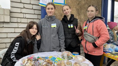 Анімалотерапія та благодійний ярмарок. У Дніпрі волонтери збирали кошти на допомогу ЗСУ Анімалотерапія та благодійний ярмарок. У Дніпрі волонтери збирали кошти на допомогу ЗСУ