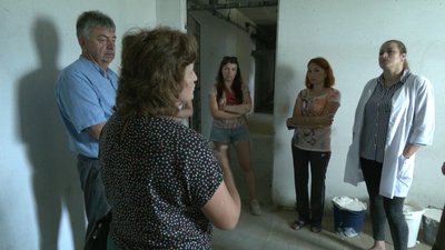 Батьки й освітяни оглядають укриття в багатоквартирному будинку. Батьки й освітяни оглядають укриття в багатоквартирному будинку.