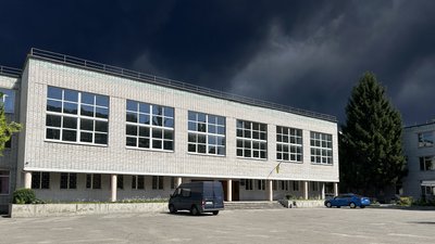 У Кременчуці відновлюють гімназію пошкоджену під час обстрілу