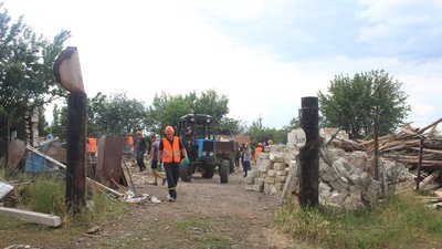 У Боромлі на Сумщині добробати розбирають завали після авіаобстрілів армією РФ У Боромлі на Сумщині добробати розбирають завали після авіаобстрілів армією РФ