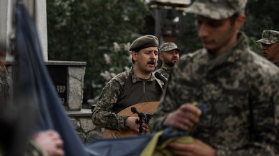 Тероборонівці Києва спільно зі школярами вшанували пам’ять героїв України Тероборонівці Києва спільно зі школярами вшанували пам’ять героїв України
