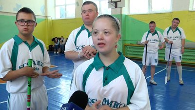 У Житомирі учні школи №17 та діти з синдромом Дауна зіграли товариську гру в флорбол У Житомирі учні школи №17 та діти з синдромом Дауна зіграли товариську гру в флорбол