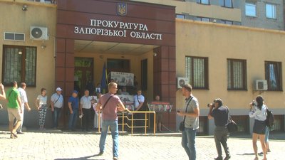 У Запоріжжі вимагали негайно повернути під варту підозрюваних у вбивстві "Сармата" У Запоріжжі вимагали негайно повернути під варту підозрюваних у вбивстві "Сармата"
