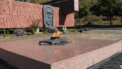 У Бердянську замість реконструкції тротуару вирішили підтримувати "вічний вогонь"