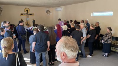 Російський снаряд вбив їх біля власного будинку. У Херсоні попрощалися з подружжям Сидоренків Російський снаряд вбив їх біля власного будинку. У Херсоні попрощалися з подружжям Сидоренків
