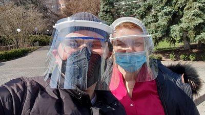 Прикарпатські волонтери виготовили 123 захисні щитки для медиків