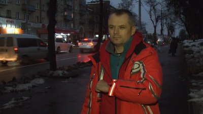 Хмельничанин Олег Ровінець чіпляє на одяг світловідбиваючі стрічки власного виробництва. 2 грудня 2022 рік Хмельничанин Олег Ровінець чіпляє на одяг світловідбиваючі стрічки власного виробництва. 2 грудня 2022 рік
