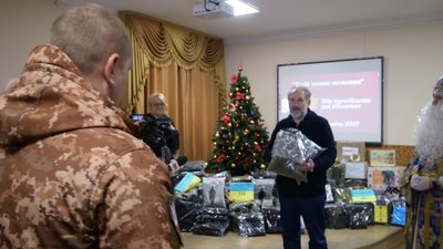 "Зігрій теплом захисника" – понад 300 комплектів термобілизни передали десантникам освітяни Житомира "Зігрій теплом захисника" – понад 300 комплектів термобілизни передали десантникам освітяни Житомира