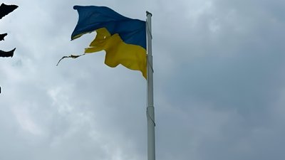 Понівечений під час обстрілу 7 серпня український прапор на флагштоці у Краматорську
