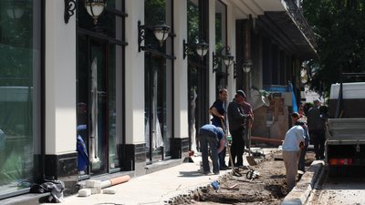 Попри обіцянки колонаду готелю "Дністер" в Івано-Франківську не розісклили Попри обіцянки колонаду готелю "Дністер" в Івано-Франківську не розісклили