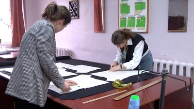 Студенти коледжу з Вінниччини шиють спіднє для оборонців