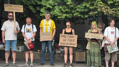 В Ужгороді шостий день триває акція на підтримку ексміністра оборони Михайла Федорова