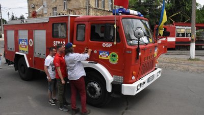 В знак підтримки. Поляк подарував миколаївському підприємству пожежний автомобіль В знак підтримки. Поляк подарував миколаївському підприємству пожежний автомобіль