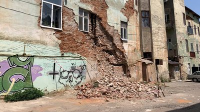 Так виглядає стіна будинку на Руській, 6 у Чернівцях після другого обвалу Так виглядає стіна будинку на Руській, 6 у Чернівцях після другого обвалу