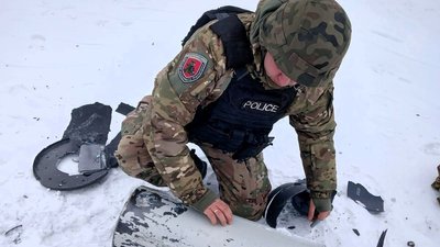 Вибухотехнік обстежує уламки