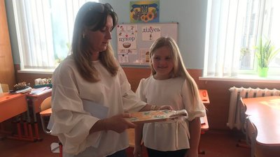 За рік зібрала понад 65 тисяч гривень для ЗСУ: дев'ятирічна бердичівлянка Домініка Солдатюк малює і продає свої картини За рік зібрала понад 65 тисяч гривень для ЗСУ: дев'ятирічна бердичівлянка Домініка Солдатюк малює і продає свої картини