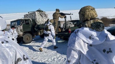 "Коли не вмієш володіти зброєю, ти – проблема". Командир відділення снайперів розповів про навчання бійців на Сумщині